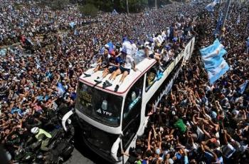 Jutaan Suporter Hadiri Parade Juara Timnas Argentina, Lionel Messi cs Dievakuasi Pakai Helikopter