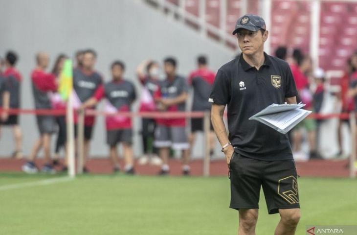 Pelatih Timnas Indonesia Shin Tae-yong bersiap memimpin sesi latihan jelang Piala AFF 2022 bersama Timnas Indonesia di Stadion Utama Gelora Bung Karno, Jakarta, Selasa (20/12/2022). ANTARA FOTO/Muhammad Adimaja/aww.