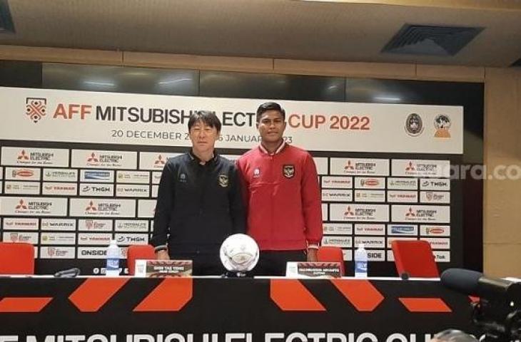 Pelatih Timnas Indonesia, Shin Tae-yong (kiri) bersama kapten tim Fachruddin Aryanto dalam konferens jelang pertandingan melawan Kamboja di Piala AFF 2022. [Suara.com / Adie Prasetyo Nugraha]