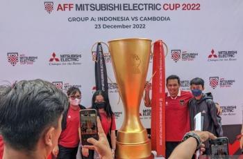 Patung Trofi Piala AFF 2022 Berdiri di SUGBK, Antusiasme Suporter Beri Dukung Penuh untuk Penggawa Indonesia