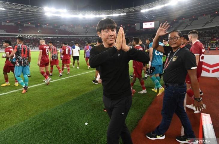 Pelatih Timnas Indonesia Shin Tae-yong (ketiga kanan) beserta para pemain dan staf pelatih menyapa para suporter usai mengalahkan Timnas Kamboja dalam pertandingan Grup A Piala AFF 2022 di Stadion Utama gelora Bung Karno (SUGBK), Jakarta, Jumat (23/12/2022). Indonesia menang dengan skor 2-1. ANTARA FOTO/Aditya Pradana Putra/tom.