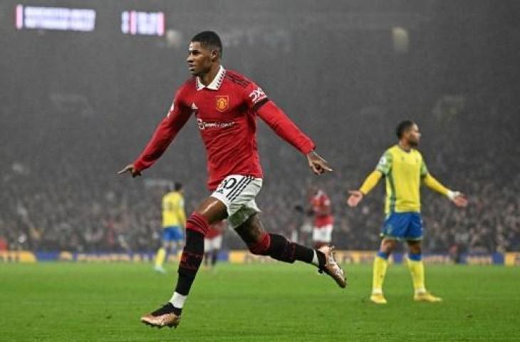 Selebrasi Marcus Rashford usai cetak gol saat Manchester United taklukkan Nottingham Forest 3-0. (AFP)