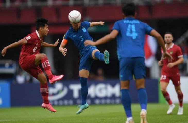 Pesepak bola Timnas Indonesia Witan Sulaeman (kiri) berebut bola dengan pesepak bola Timnas Thailand Theerathon Bunmathan (kedua kiri) pada pertandingan Grup A Piala AFF 2022 di Stadion Utama Gelora Bung Karno (SUGBK), Jakarta, Kamis (29/12/2022). ANTARA FOTO/Akbar Nugroho Gumay/tom
