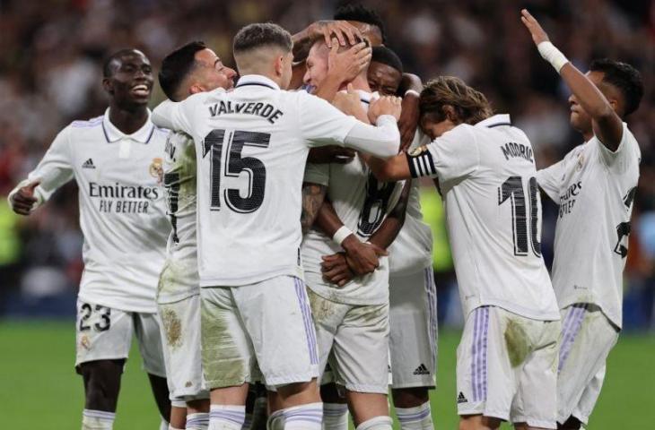 Gelandang Real Madrid Toni Kroos (tengah) merayakan golnya bersama rekan-rekan satu tim dalam pertandingan LaLiga Spanyol anrtara Real Madrid CF dan Cadiz CF di Stadion Santiago Bernabeu di Madrid pada 10 November 2022. ANTARA/AFP/PIERRE-PHILIPPE MARCOU.