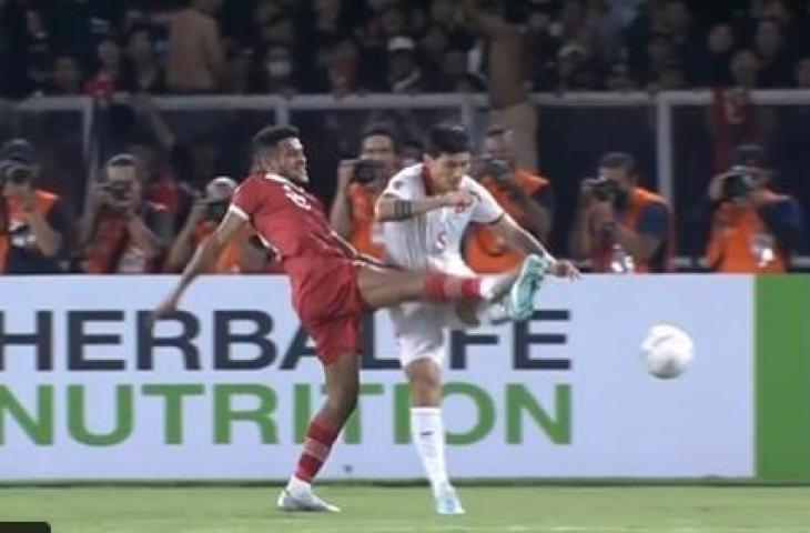 Doan Van Hau tendang kaki Ricky Kambuaya yang harusnya berbuah penalti untuk timnas Indonesia. (Dok. AFF)