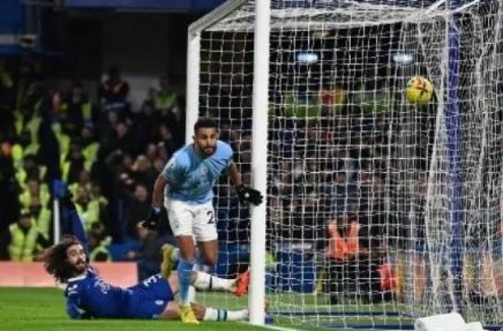 Gelandang Manchester City Riyad Mahrez merayakan golnya ke gawang Chelsea di Stamford Bridge di London pada 5 Januari 2023. Glyn KIRK / IKIMAGES / AFP