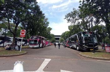 Dukung Timnas Indonesia, Ratusan Suporter PSIS Semarang Tiba di Gelora Bung Karno