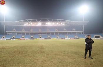 Media Malaysia Soroti Ekspresi Pasrah Shin Tae-yong saat Cek Kondisi Stadion My Dinh