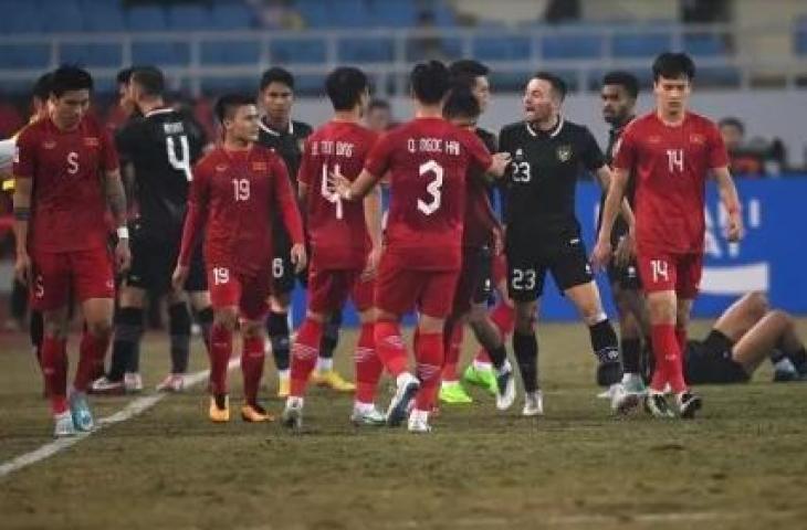 Pesepak bola Timnas Indonesia Marc Klok (kedua kanan) bersitegang dengan para pesepak bola Timnas Vietnam usai rekannya dilanggar keras dalam pertandingan leg 2 babak semi final Piala AFF 2022 di Stadion Nasional My Dinh, Hanoi, Vietnam, Senin (9/1/2023). ANTARA FOTO/Aditya Pradana Putra/tom.