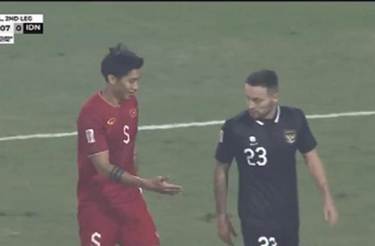 Marc Klok ogah jabat tangan Doan Van Hau di laga timnas Indonesia vs Vietnam. (Dok. AFF)