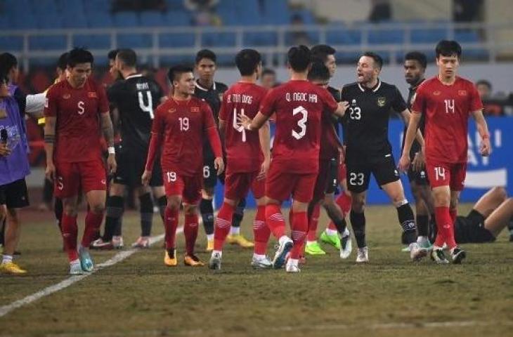 Pemain Timnas Indonesia Marc Klok (kedua kanan) bersitegang dengan pemain Timnas Vietnam usai rekannya dilanggar keras dalam pertandingan leg 2 babak semi final Piala AFF 2022 di Stadion Nasional My Dinh, Hanoi, Vietnam, Senin (9/1/2023). (ANTARA FOTO/Aditya Pradana Putra/tom)