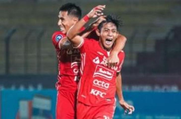 Pemain sayap Persija Jakarta, Firza Andika (kanan) merayakan golnya ke gawang Borneo FC pada laga Liga 1 di Stadion Sultan Agung, Bantul, Yogyakarta, Selasa (6/12/2022) malam WIB. [dok. Persija]