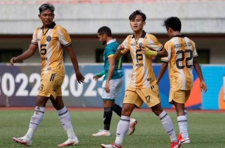 Iqbal Al Ghuzat (tengah) cetak satu dari dua gol kemenangan FC Bekasi City atas Nusantara United di Stadion Patriot Candrabhaga, Selasa (27/9/2022). (Ist)