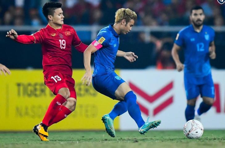 Kapten Timnas Thailand, Teerathon Bunmathan berebut bola dengan pemain Vietnam pada leg pertama final Piala AFF 2022 di Stadion My Dinh, Jumat (13/1/2023). (Twitter/@Changsuek_TH)