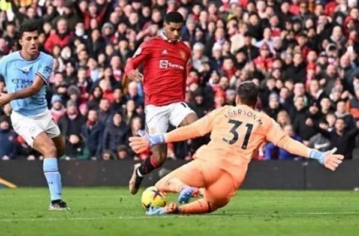 Kiper Manchester City Brasil Ederson (kanan) menyelamatkan gawangnya dari tembakan dari striker Inggris Manchester United Marcus Rashford selama pertandingan sepak bola Liga Premier Inggris antara Manchester United dan Manchester City di Old Trafford di Manchester, barat laut Inggris, pada 14 Januari 2023. [Oli SCARFF/AFP]