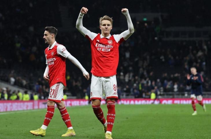 Gelandang Arsenal, Martin Odegaard, berselebrasi usai menjebol gawang Tottenham Hotspur di Stadion Tottenham Hotspur di London, pada 15 Januari 2023. Arsenal memenangkan pertandingan 2-0. (AFP/Adrian Dennis)