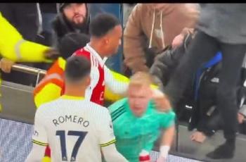 Jengkel Kalah di Kandang, Suporter Tottenham Tendang Punggung Kiper Arsenal Aaron Ramsdale