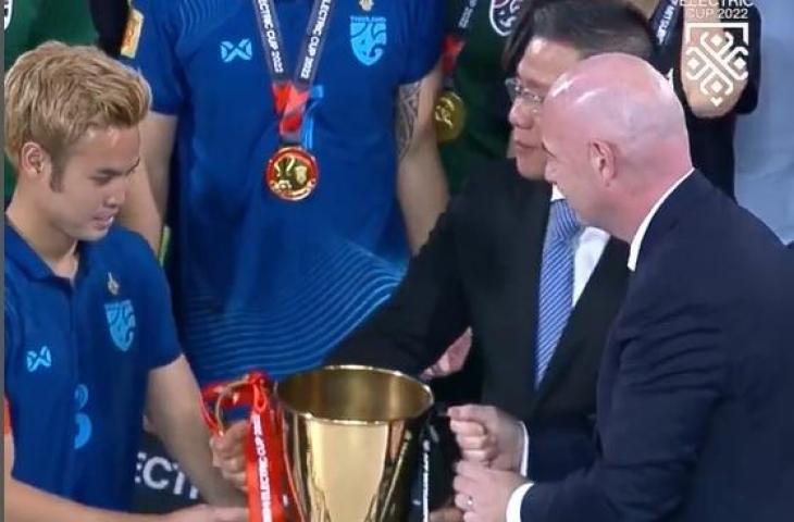 Presiden FIFA, Gianni Infantino, menyerahkan tropi Piala AFF ke kapten Timnas Thailand (Instagram/affmitsubishielectriccup)