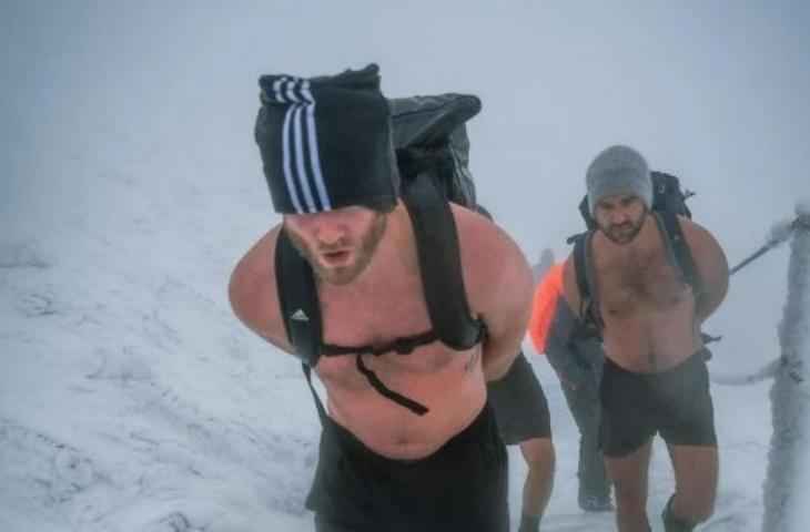 Andre Schurrle saat naik gunung dengan bertelanjang dada (Instagram)