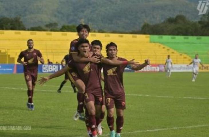 Pemain PSM Makassar Ramadhan Sananta merayakan golnya ke gawang PSS Sleman dalam laga lanjutan BRI Liga 1 di Stadion Gelora BJ Habibie, Sabtu (14/1/2023). (dok. LIB)