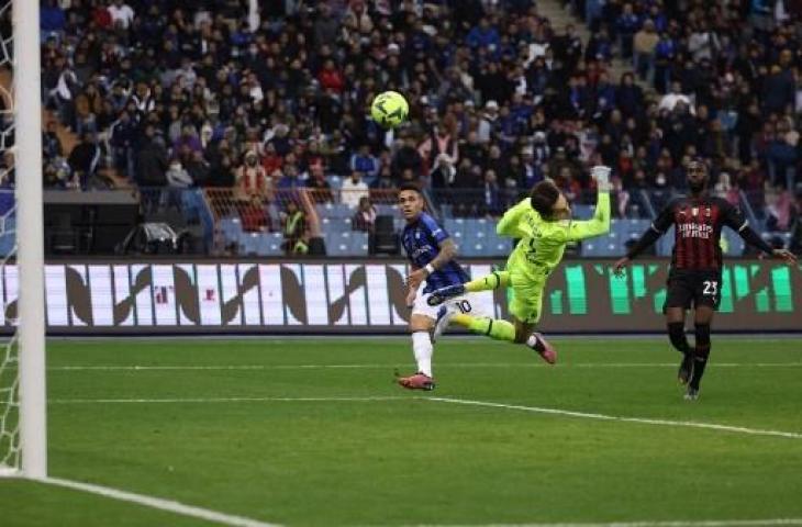 Aksi Lautaro Martinez cetak gol saat Inter Milan kalahkan AC Milan 3-0 di final Piala Super Italia. (AFP)