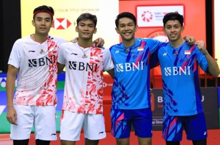 Dua ganda putra Indonesia yaitu Fajar Alfian/Muhammad Rian Ardianto (kostum biru) dan Muhammad Shohibul Fikri/Bagas Maulana (kostum putih) saling bersaing pada babak 16 besar India Open 2023 di New Delhi, Kamis. (ANTARA/HO-PP PBSI)