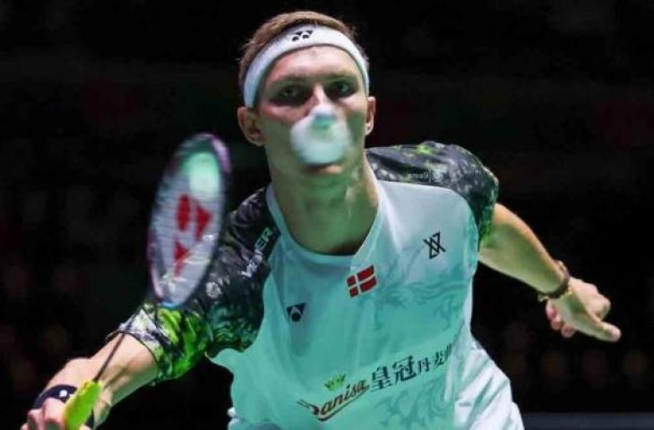 Pebulu tangkis tunggal putra Denmark Viktor Axelsen mengembalikan kok ke arah pebulu tangkis tunggal putra Indonesia Anthony Ginting di BWF World Championships 2022. (ANTARA FOTO/Naoki Morita/AFLO SPORT/rwa).

