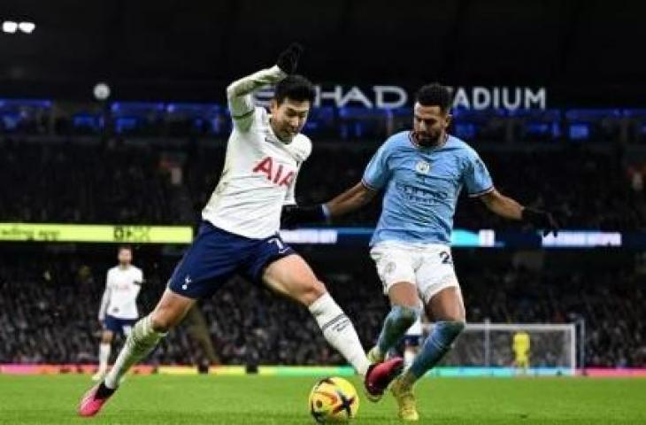 Gelandang Manchester City Riyad Mahrez (kanan) bersaing dengan striker Tottenham Hotspur Son Heung-Min selama pertandingan tunda pekan ke-7 Liga Inggris antara Manchester City vs Tottenham Hotspur di Stadion Etihad di Manchester, barat laut Inggris, pada 19 Januari 2023. Oli SCARFF/AFP.