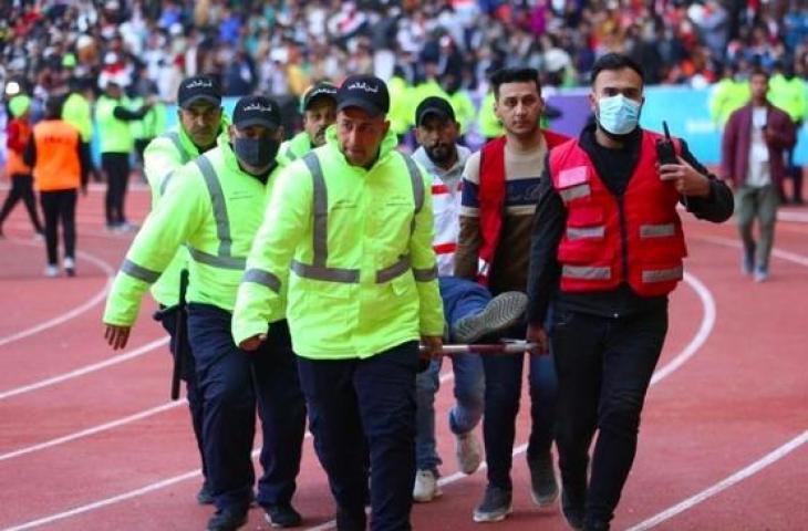 Potret kerusuhan di dalam Stadion Basra Sport City jelang duel Irak vs Oman di final Piala Teluk Arab 2023. (AFP)