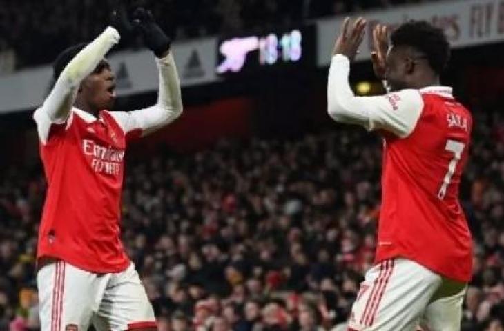 Striker Arsenal Inggris Eddie Nketiah (kiri) merayakan golnya dengan Bukayo Saka (kanan) pada pertandingan sepak bola Liga Premier Inggris kontra Manchester United di Stadion Emirates di London pada 22 Januari 2023. Glyn KIRK / AFP