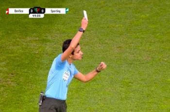 Unik! Wasit Perempuan Keluarkan Kartu Putih di Liga Portugal, Apa Itu?