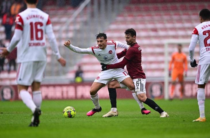 Pemain AC Sparta Prague berebut bola dengan pemain Nunberg dalam lanjutan Liga 1 Ceko. (Twitter/@ACSparta_CZ)