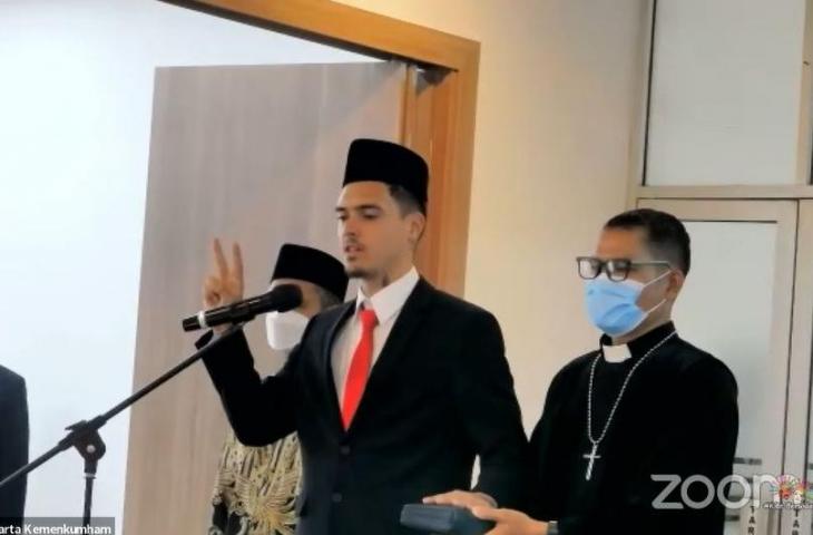 Shayne Pattynama saat diambil sumpah menjadi WNI pada Selasa (24/1/2023). (YouTube/Kemenkumham DKI Jakarta)