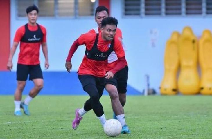 Saddil Ramdani berlatih dengan para pemain Sabah FC (Instagram/officialsabahfc)