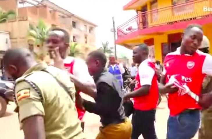 Polisi uganda tangkap fans Arsenal yang rayakan kemenangan Manchester United. (Youtube/Ben - LIVE)