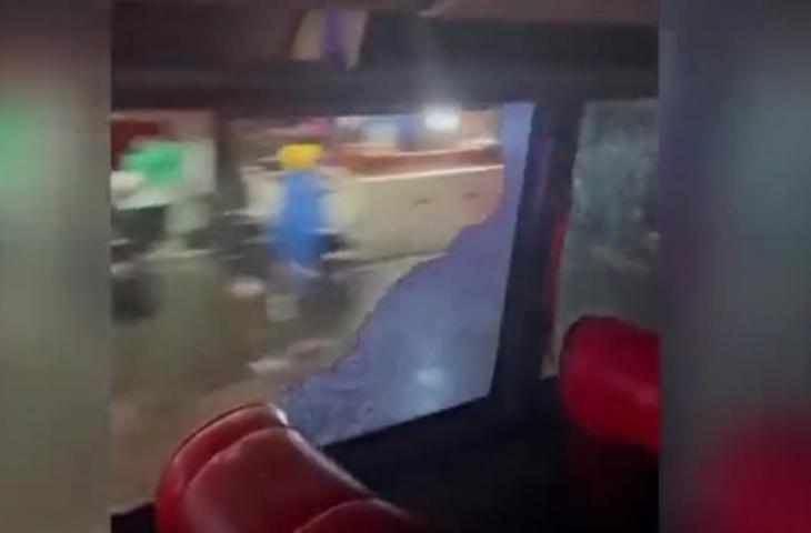 Bus Arema FC dilempar batu usai pertandingan melawan PSS Sleman di Stadion Maguwoharjo, Kamis (26/1/2023).  (Twitter)