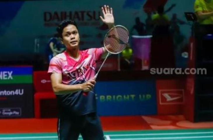 Pebulu tangkis tunggal putra Indonesia Anthony Ginting usai bertanding melawan tunggal putra Hongkong Lee Cheuk Yiu dalam babak 32 besar Daihatsu Indonesia Masters 2023 di Istora Senayan, Jakarta Pusat, Rabu (25/1/2023). [Suara.com/Alfian Winanto]