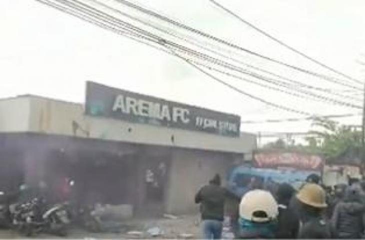 Demo berujung ricuh di kantor Arema FC, Minggu (29/1/2023). (Tangkapan layar Twitter)