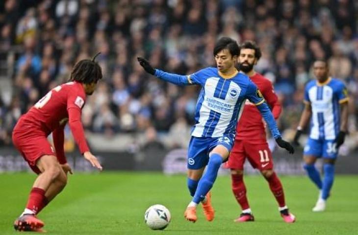 Aksi Kaoru Mitoma saat Brighton and Hove Albion kalahkan Liverpool 2-1 di Piala FA. (AFP)