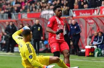 Momen Cerdik Kiper Feyenoord Lempar Bola ke Dalam Lapangan saat Serangan Balik, Bikin Lawan Emosi