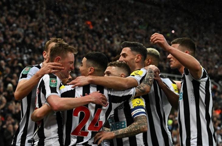 Gelandang Inggris Newcastle United Sean Longstaff (kiri) merayakan dengan rekan setimnya setelah mencetak gol kedua timnya selama pertandingan sepak bola semifinal Piala Liga Inggris antara Newcastle United dan Southampton di Stadion St James's Park di Newcastle, pada 31 Januari 2023. (AFP/Paul Ellis).