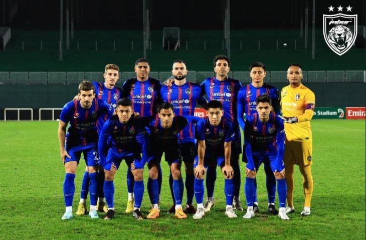 Jordi Amat bersama skuad JDT pada laga uji coba melawan Fursan Hispania FC. (Twitter/OfficialJohor)