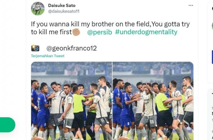 Bek Daisuke Sato melakukan protes keras ketika rekan setimnya, Rachmat Irianto ditekel pemain PSIS Semarang. (Twitter/@daisukesato11)