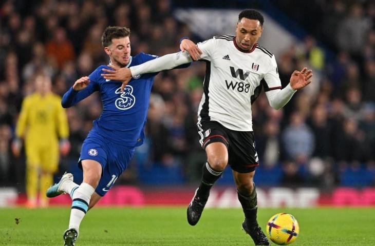 Gelandang Chelsea, Mason Mount, memperebutkan bola melawan bek Fulham, Kenny Tete, selama pertandingan Liga Inggris di Stamford Bridge, London, pada 3 Februari 2023. (AFP/Glyn Kirk)