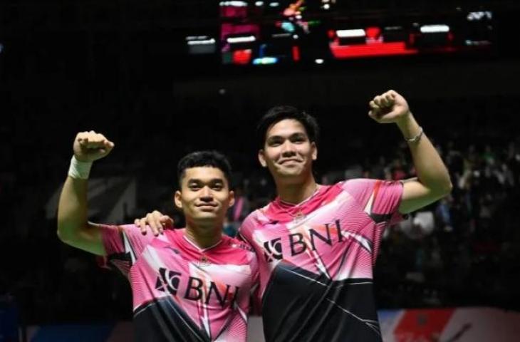 Pebulu tangkis ganda putra Indonesia Leo Rolly Carnando (kiri) dan Daniel Marthin (kanan) juara Thailand Masters 2023. (ANTARA FOTO/Indrianto Eko Suwarso/hp)