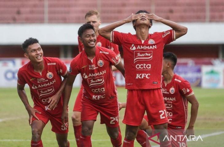 Pesepak bola Persija Jakarta Alfriyanto Nico (kanan) melakukan selebrasi bersama rekannya usai mencetak gol ke gawang Persebaya Surabaya pada pertandingan Liga 1 di Stadion Maguwoharjo, Sleman, DI Yogyakarta, Jumat (16/12/2022). Pertandingan tersebut berakhir imbang dengan skor 1-1. ANTARA FOTO/Hendra Nurdiyansyah/aww.