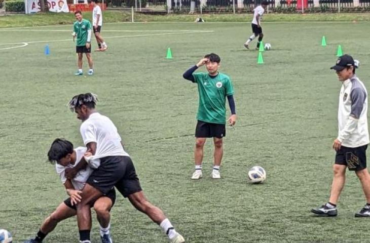 Pelatih Timnas Indonesia U-20 Shin Tae-yong (kanan) mengawasi latihan para pemainnya di Lapangan C Gelora Bung Karno, Jakarta, Rabu (8/2/2023). (ANTARA/Michael Siahaan)