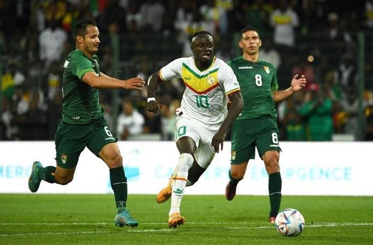 Pemain Bolivia Leonel Justiniano (kiri) saat menghadapi bintang Senegal Sadio Mane di pertandingan persahabtan. (Christophe ARCHAMBAULT / AFP)