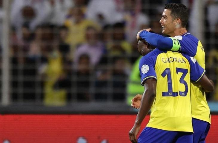 Penyerang Al Nassr asal Portugal, Cristiano Ronaldo melakukan selebrasi usai mencetak gol selama pertandingan Liga Arab Saudi antara Al-Wehda vs Al-Nassr di Stadion King Abdulaziz di Mekkah pada Jumat (10/2/2023) dini hari WIB.(AFP).