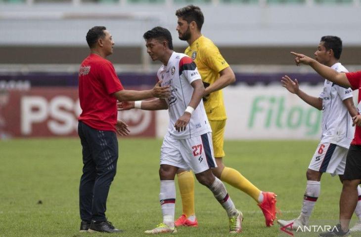 Pelatih baru Arema FC I Putu Gede (kiri) menyalami pemain usai menang melawan Rans Nusantara FC pada lanjutan Liga 1 di Stadion Pakansari, Kabupaten Bogor, Jawa Barat, Rabu (8/2/2023). Rans Nusantara FC kalah 1-2. ANTARA FOTO/Wahyu Putro A/tom. (ANTARA FOTO/WAHYU PUTRO A)